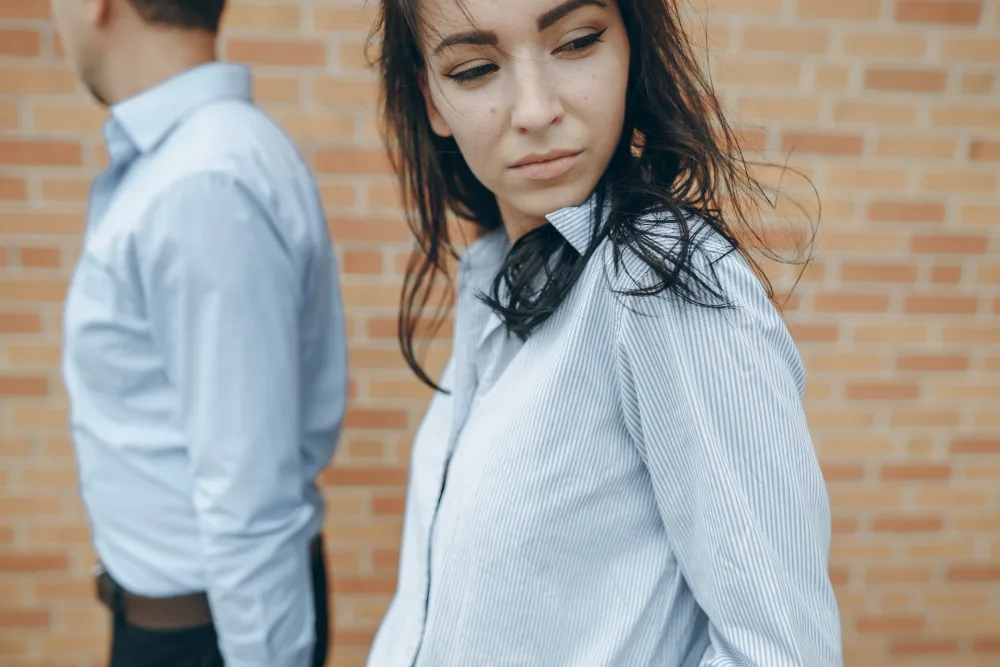 Unikający styl przywiązania – jak wpływa na bliskość, relacje i codzienne decyzje?